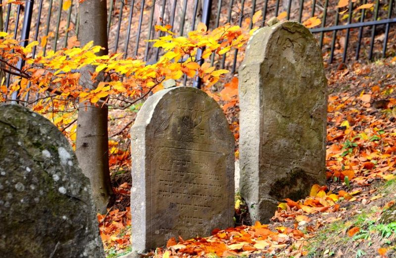 How to Show Up at a Funeral With Grace